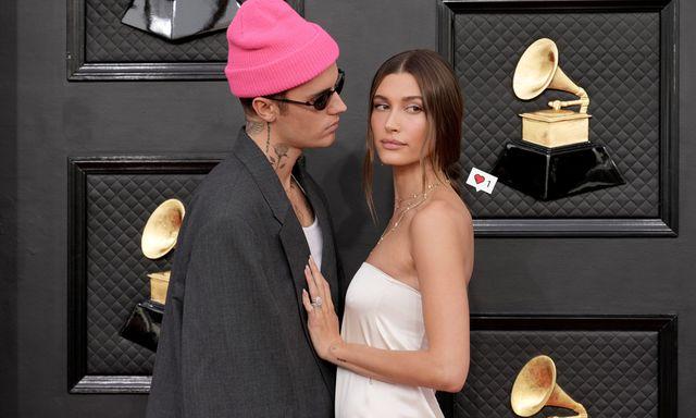 Justin Bieber y Hailey Bieber en la alfombra roja de los Grammy 2022