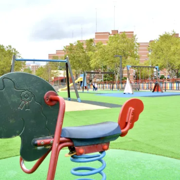 El Ayuntamiento de Alcorcón inicia la contratación del servicio de conservación de áreas infantiles y deportivas en parques municipales