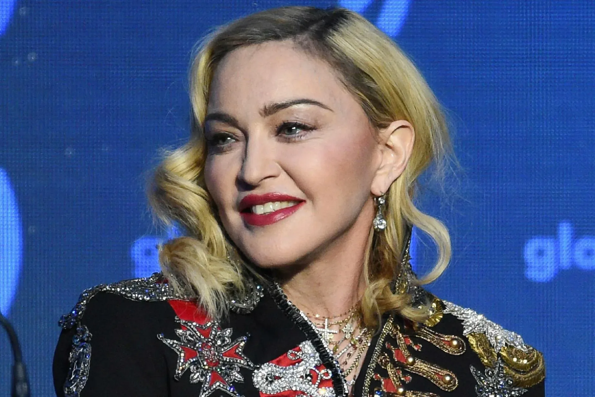 Madonna sufre una caída durante su concierto en Seattle