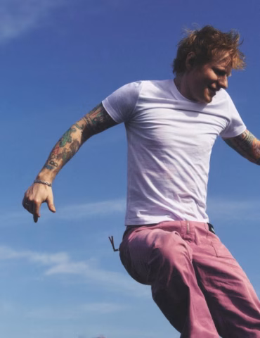 Ed Sheeran monta la fiesta persa en su nuevo single "Azizam"