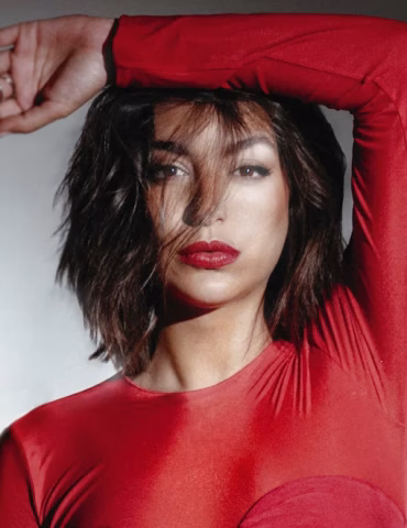 Ana Guerra enciende "La Llama" con su nuevo bolero