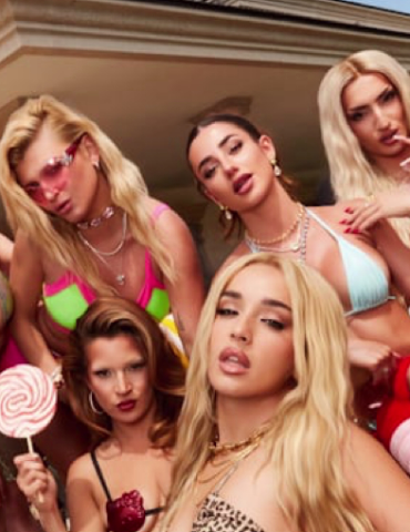 Lola Índigo lanza el hit perfecto para el verano "MOJA1TA"