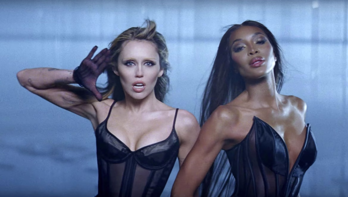 Miley Cyrus y Naomi Campbell en "Every Girl You’ve Ever Loved"