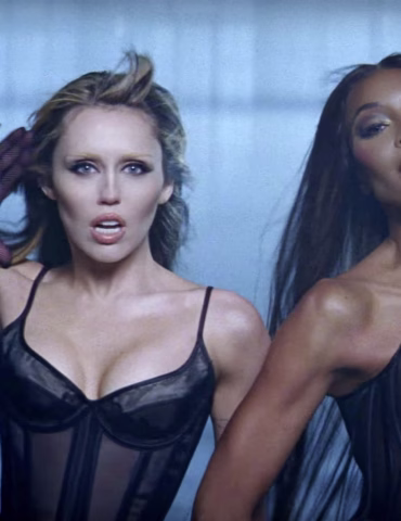 Miley Cyrus y Naomi Campbell en "Every Girl You’ve Ever Loved"