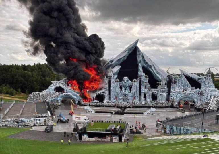 El escenario principal de Tomorrowland quemado por fuego
