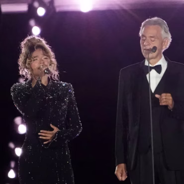 Karol G y Bocelli cantan ante 100.000 personas en el Vaticano