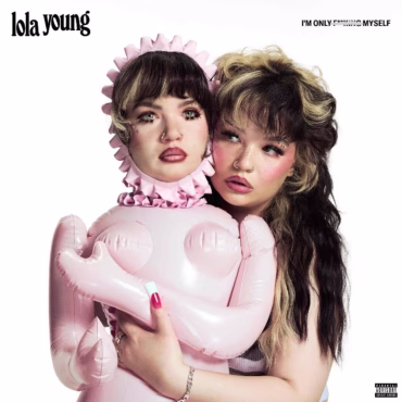 Lola Young estrena su nuevo tema llamado Spiders