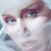 Miley Cyrus estrena este viernes «Secrets» dedicada a su padre