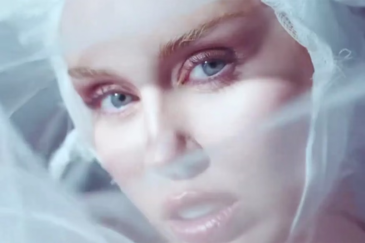 Miley Cyrus estrena este viernes "Secrets" dedicada a su padre