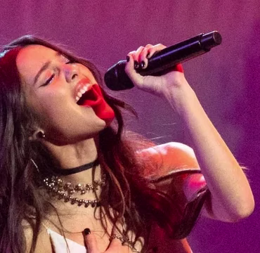 Olivia Rodrigo dice habrá lanzamiento de "Live From Glastonbury"