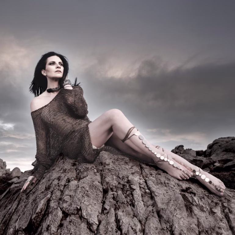 Laura Pausini revive el clásico “Mi historia entre tus dedos”