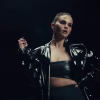 Selena Gomez glamurosa de los 80 en el tema «In The Dark»