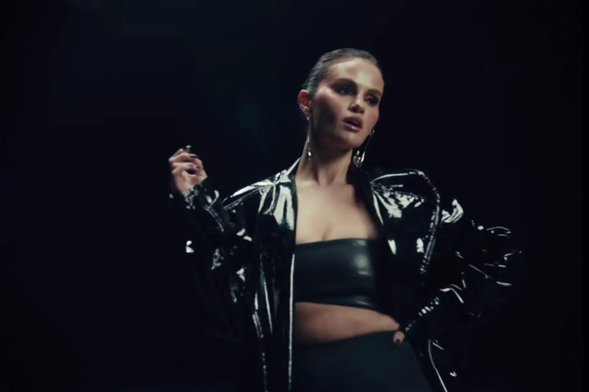 Selena Gomez glamurosa de los 80 en el tema "In The Dark"