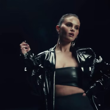 Selena Gomez glamurosa de los 80 en el tema "In The Dark"