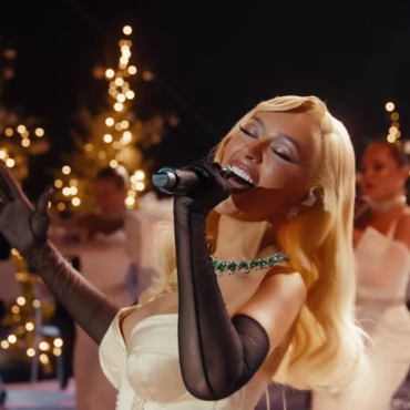 Christina Aguilera brilla con luz propia delante de la Torre Eiffel