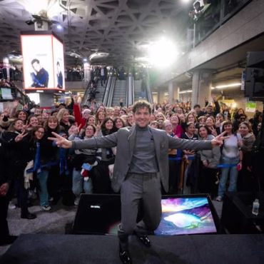David Bisbal sorprende en el metro de Sol con show Navideño