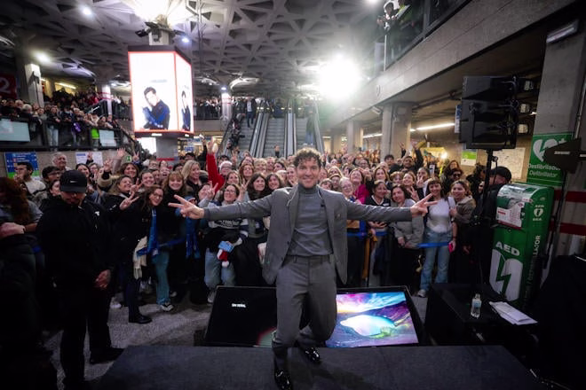 David Bisbal sorprende en el metro de Sol con show Navideño