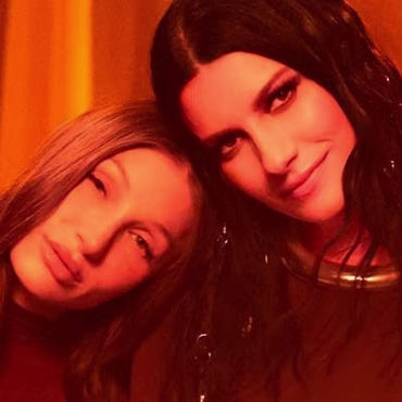 Laura Pausini junto a Yami Safdie versionan la cancion Eso y más