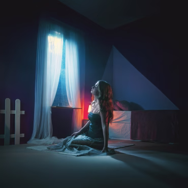 Lu Decker emociona con su nueva balada "Apago la luz"