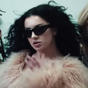 Charli XCX estrena "Sundance" su falso documental "The Moment"
