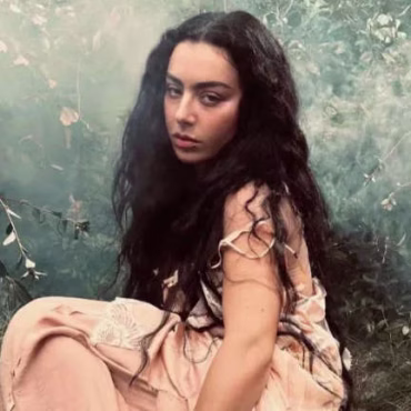 Charli XCX estrena su nuevo tema "Wuthering Heights"