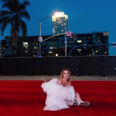 Kesha graba videoclip casero de "Red Flag" en los Grammy