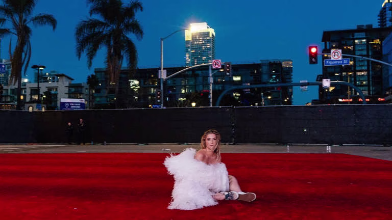 Kesha graba videoclip casero de "Red Flag" en los Grammy