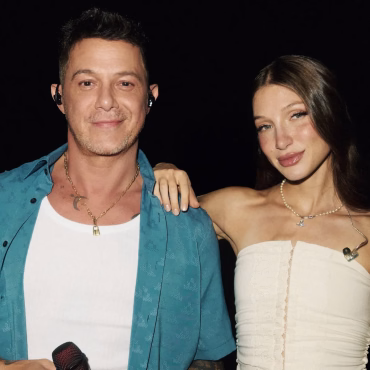 Yami Safdie junto a Alejandro Sanz dicen "Cuéntame"