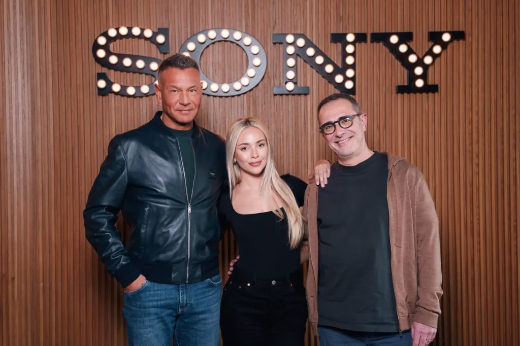 Ana Mena firma acuerdo con WK Entertainment