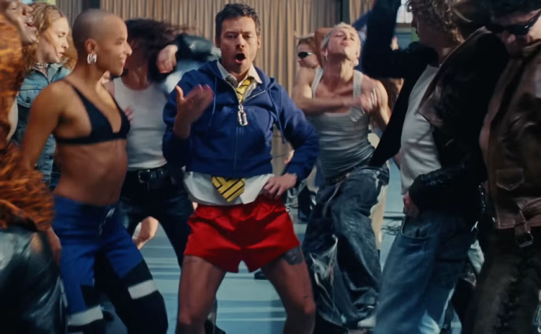 Harry Styles lanza su esperado videoclip de "Dance No More"
