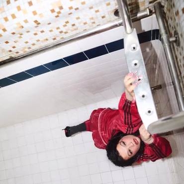 Lola Young regresa con su nuevo single "From Down Here"