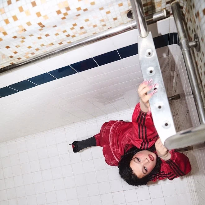Lola Young regresa con su nuevo single "From Down Here"