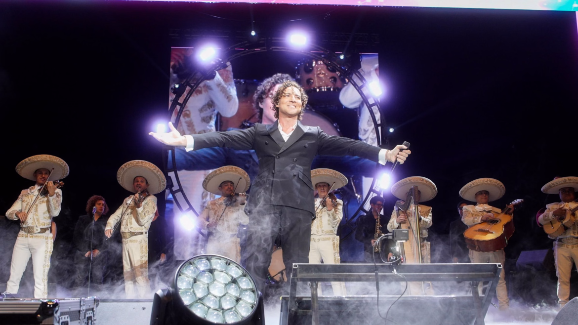 David Bisbal honra a México con un emotivo homenaje