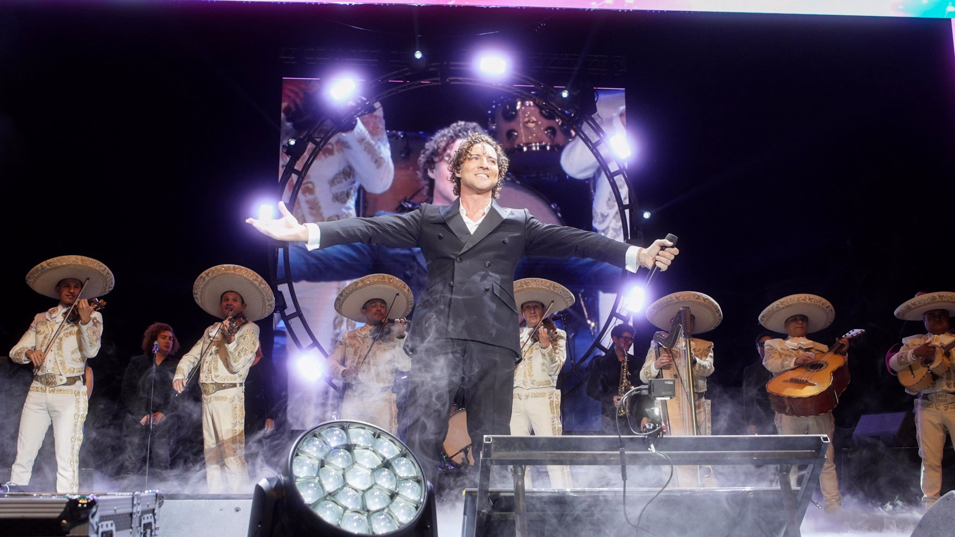 David Bisbal honra a México con un emotivo homenaje
