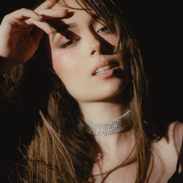 Marina Galán estrena su último single titulado Quédate a Dormir