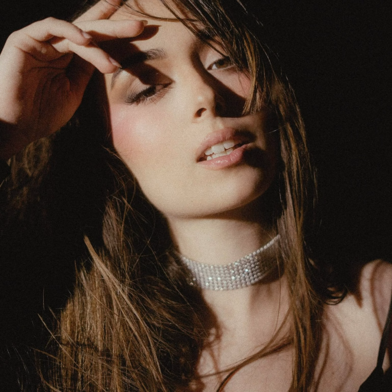 Marina Galán estrena su último single titulado Quédate a Dormir