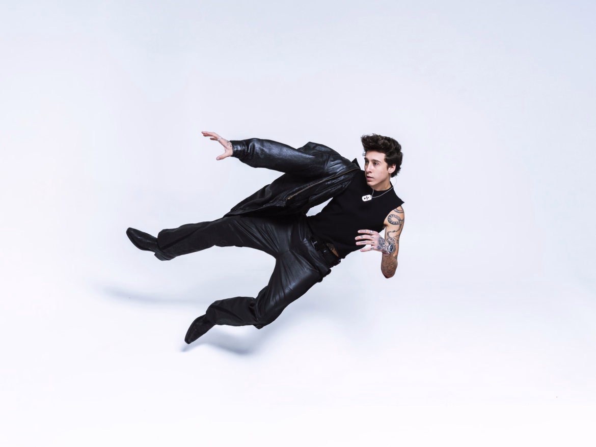 Zuezeu regresa con un single dance-pop alegre "Weightless"