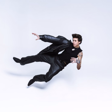 Zuezeu regresa con un single dance-pop alegre "Weightless"
