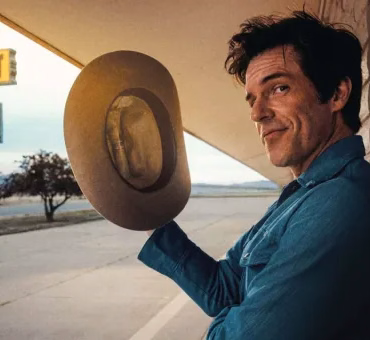Brandon Flowers estrena "Thrasher" su primer disco en solitario