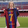 Asha presenta «Rendez-Vous» sobre el césped del Camp Nou