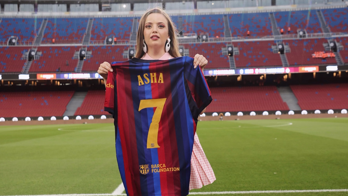 Asha presenta Rendez-Vous sobre el césped del Camp Nou