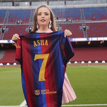 Asha presenta Rendez-Vous sobre el césped del Camp Nou