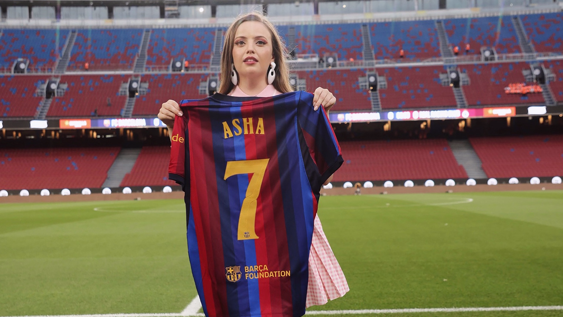 Asha presenta Rendez-Vous sobre el césped del Camp Nou