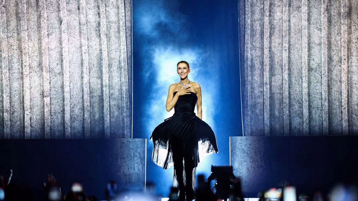 Céline Dion regresa a los escenarios en París tras seis años de ausencia