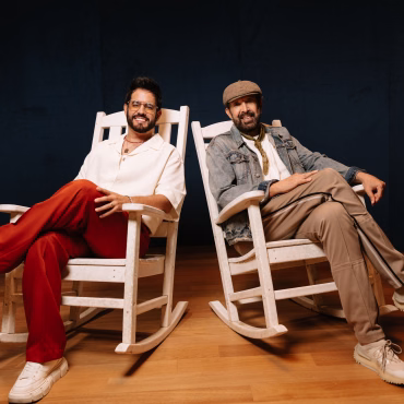 Juan Luis Guerra y Manny Cruz lanzan Nieve en Verano