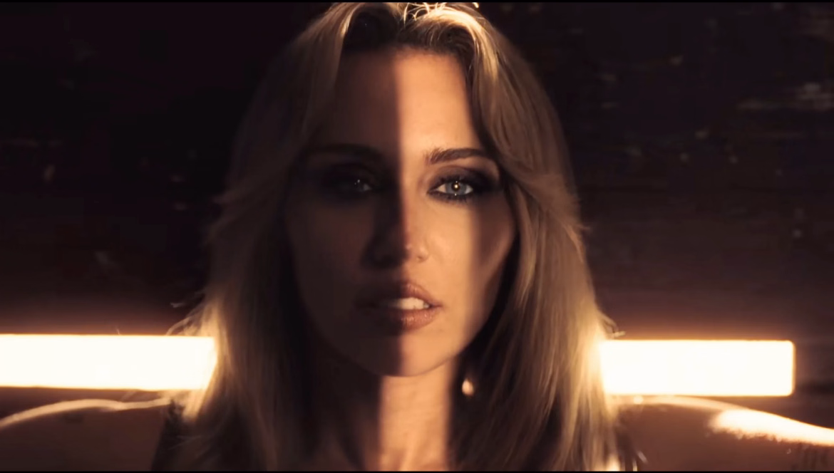Miley junto a Model/Actriz lanzan el videoclip de "Different Religion"