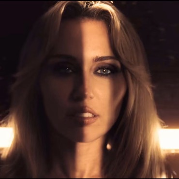 Miley junto a Model/Actriz lanzan el videoclip de "Different Religion"