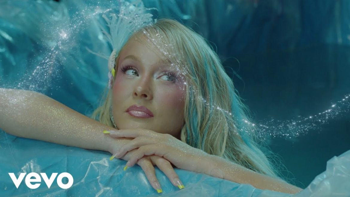 Zara Larsson lanza el video de "Blue Moon" convertida en Sirena